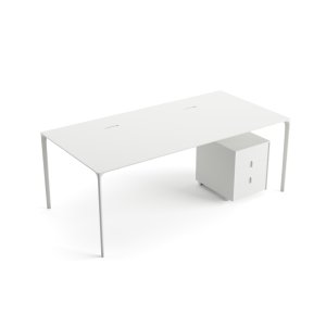 Table de réunion Nuur d'Arper avec plateau Fenix blanc dans une salle de conseil