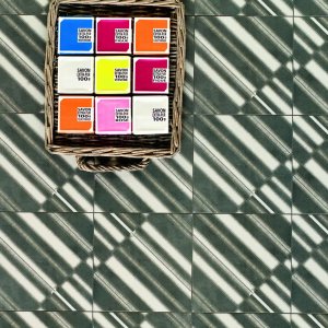 Détail du motif Azulej Flores en grès Mutina