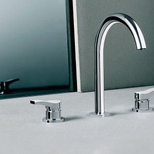 Douchette stylo FIT et son flexible sur la paroi de douche AL/23