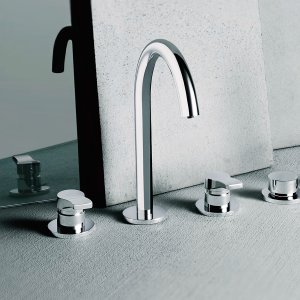 Sur le bidet, mitigeur monotrou AL/23 de Fantini en chrome