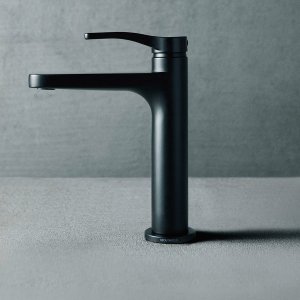 Robinetterie design AL/23 de Fantini en noir mat sur une vasque blanche