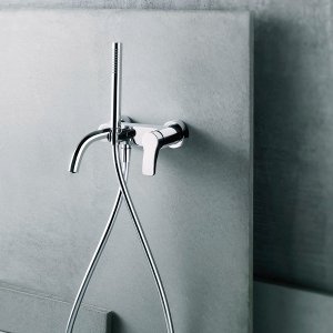 Version haute du monotrou AL/23 à côté d’une vasque à poser