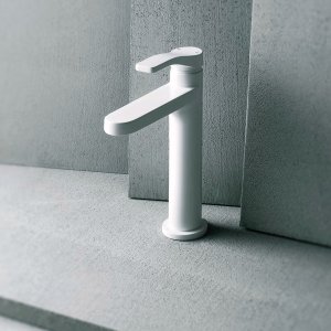 Mitigeur de lavabo AL/23 de Fantini en chrome devant une dalle de béton gris