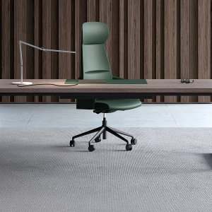 Écran à lamelles horizontales sous le plateau du bureau Arche