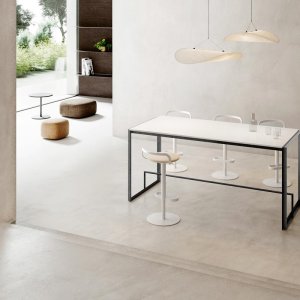 Table haute Ellan avec plateau Fenix noir et repose-pieds en fer peint