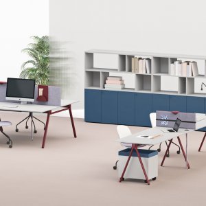 Bureau Lay à pieds réglables monté à 85 cm