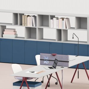 Bureau manager Lay posé sur un rangement de 160 cm