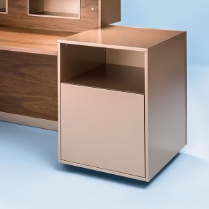 Niches en métal verni dans la rehausse de Toki Archiutti