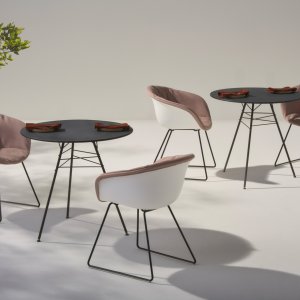 Chaise design Leaf d'Arper avec structure en nervures de feuille dans un lounge