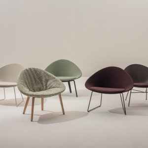Fauteuil d'accueil Adell d'Arper dans un hall
