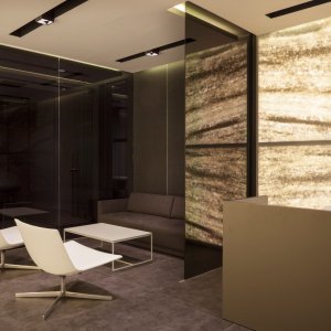 Piètement central pivotant en aluminium d'Aston