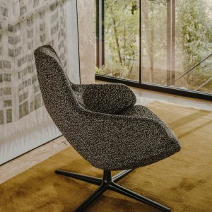 Deux fauteuils en composition