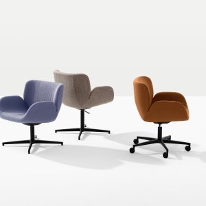 Chaise de conférence Cari d'Arper autour d'une table de réunion