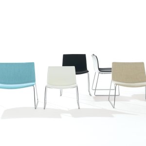 Chaise design Catifa 53 d'Arper avec coque en polypropylène et piètement quatre pieds en acier