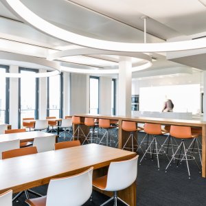 Chaises design Catifa 53 alignées autour d'une table de réunion