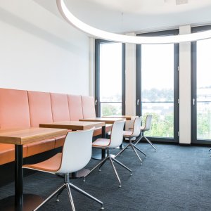 Restaurant d'entreprise équipé de Catifa 53 sur piètement luge