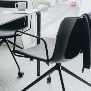 Piètement luge en acier chromé de la chaise Catifa 53