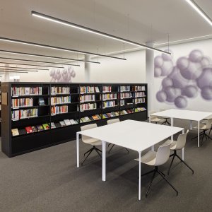 Piètement pivotant en aluminium brillant monté sur Catifa 53