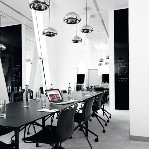Rangée de tables Nuur d'Arper dans un espace collaboratif