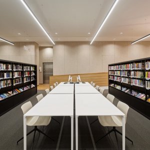 Voile de fond monté sur un poste de travail Nuur d'Arper