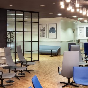 Salle de réunion équipée de chaises Catifa Sensit