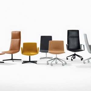 Chaises de conférence Catifa Sensit d'Arper autour de la table de réunion