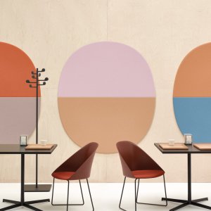 Étudiante déplaçant sa Cila Go entre les tables