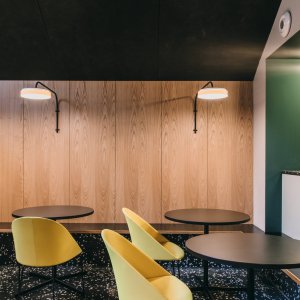 Cila en siège visiteur devant le bureau