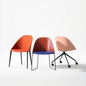 Chaises de conférence Cila d'Arper autour de la table