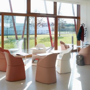 Rangée de Cila Go prête en salle de cours