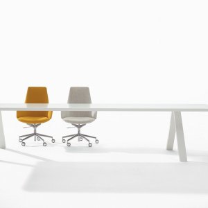Table de salle de réunion Cross par Arper dans la salle du conseil