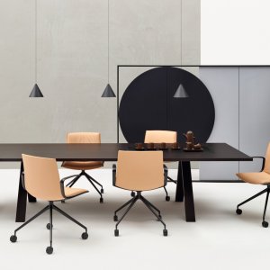 Cross Office avec unités d'alimentation dans le plateau