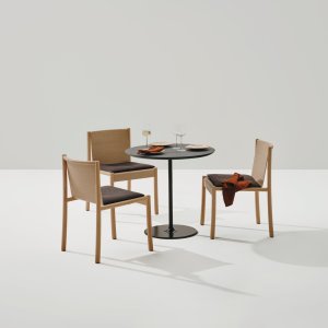 Kata Chair à coque tapissée et coutures contrastées