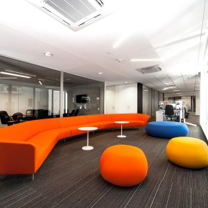 Canapé Loop trois places dans le lounge d'un hôtel