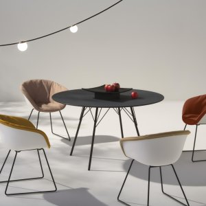 Rangée de chaises Leaf empilées d'Arper dans un restaurant