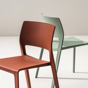 Chaise design Juno 02 en coloris rouille