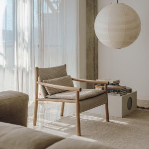 Kata Lounge en terrasse avec maille à rayures