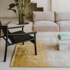 Kata Lounge près d'une table basse