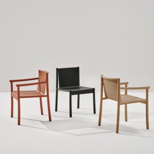 Chaises de salle d'attente Kata par Arper à l'accueil