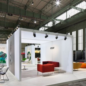 Chaises design Leaf autour d'une table en Compact HPL d'Arper