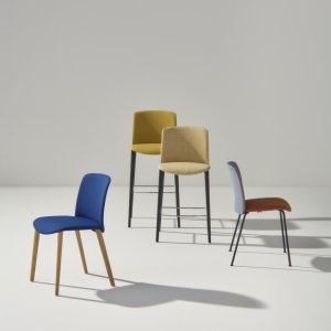 Chaise Mixu d'Arper et Gensler sur pieds en chêne massif