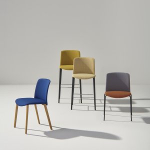 Chaise design Mixu d'Arper avec assise et dossier en matières différentes dans une salle à manger