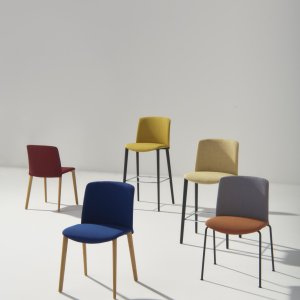 Chaise design Mixu entièrement rembourrée d'Arper dans un lounge d'hôtel