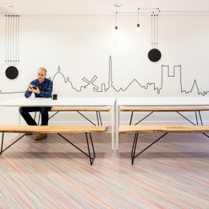 Home office avec une table Nuur d'Arper et un ordinateur portable