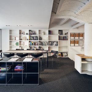 Chemin de câbles installé sous une table Nuur Office d'Arper
