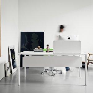 Laminé Fenix gris sur le plateau de la table Nuur d'Arper