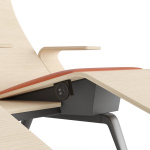 Table intermédiaire entre les deux chaises longues de Pausit