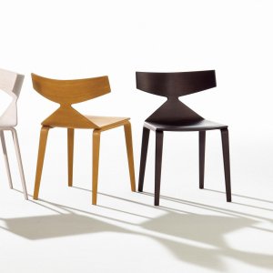 Chaise design Saya d'Arper avec coque en chêne dans une salle à manger