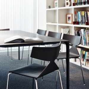 Chaise Saya d'Arper près d'une table en bois massif