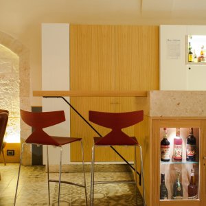 Restaurant aménagé avec des chaises Saya d'Arper